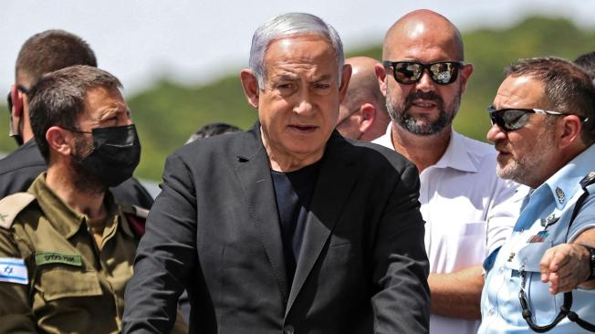 El primer ministro israelí, Benjamín Netanyahu, visita el lugar de una estampida nocturna durante una reunión religiosa ultraortodoxa