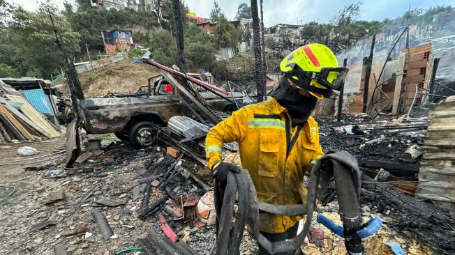 Sobre las 2:45 de la madrugada bomberos de las estaciones Centro Histórico, Restrepo y Central fueron activadas para realizar el control de un incendio en varias viviendas de invasión en la localidad de Santa Fe