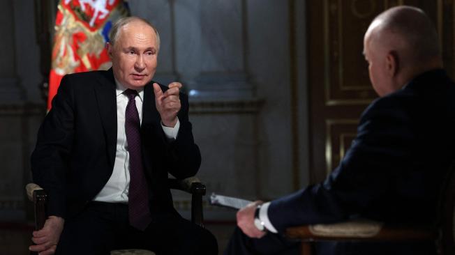 El presidente ruso, Vladimir Putin, concede una entrevista al presentador de televisión y director general de la agencia de noticias Rossiya Segodnya (RIA Novosti), Dmitry Kiselyov.
