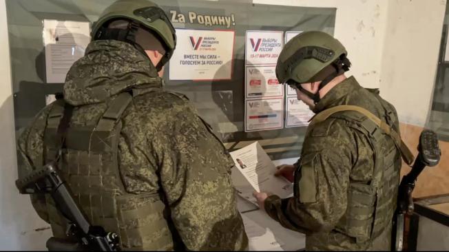 Militares rusos de la Guardia del grupo de tropas Vostok del territorio Trans-Baikal votando en las elecciones presidenciales rusas.
