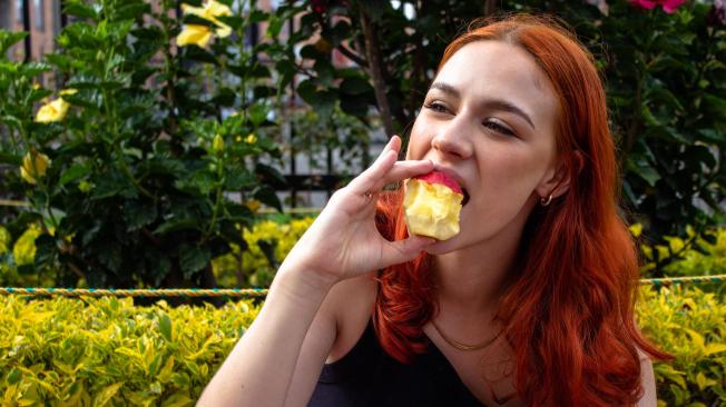 El hallazgo al interior de la manzana conmocionó a los usuarios de redes sociales.