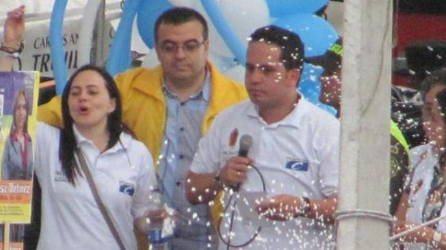 Patricia Duque, esposa del hoy senador Carlos Trujillo (en la esquina derecha) y Olmedo López.