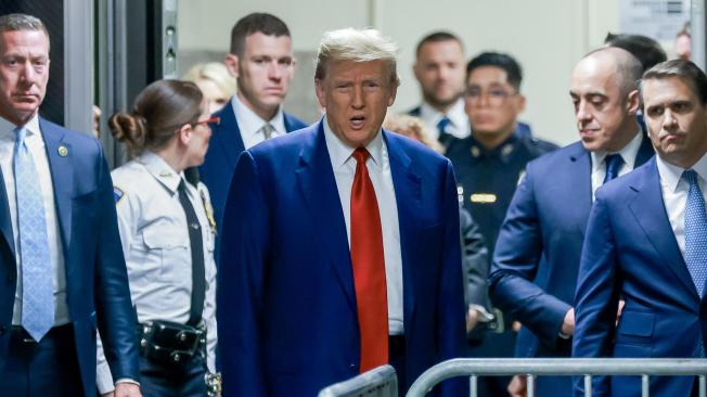 El expresidente de Estados Unidos Donald Trump llega para el inicio de una audiencia en el Tribunal Penal de Nueva York.