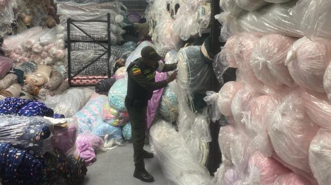 En dos bodegas tenían las telas de contrabando.