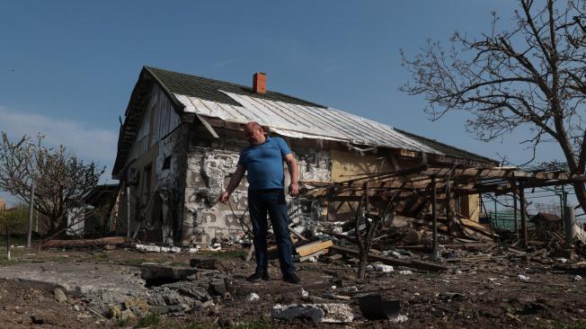 Un granjero ucraniano se encuentra junto a su casa dañada en la aldea de Novoyakovlivka, zona de Zaporizhzhia, Ucrania, en medio de la invasión rusa. La casa del granjero resultó dañada por el lanzamiento de cohetes el 1 de abril de 2024.