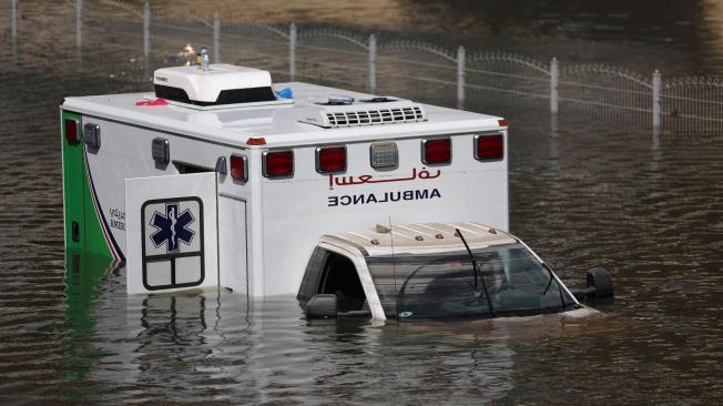 Una ambulancia abandonada sumergida en agua inundada en una carretera después de una tormenta en Dubai, Emiratos Árabes Unidos.