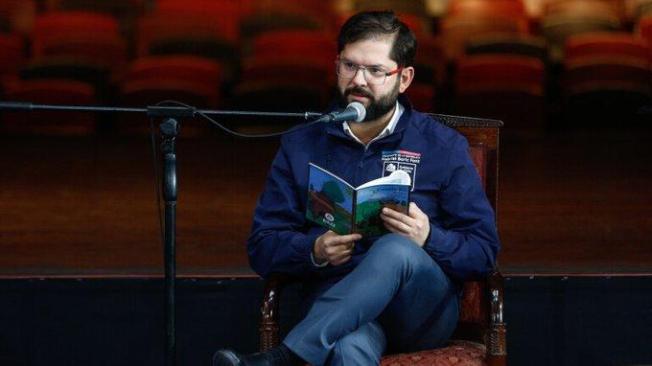 El presidente chileno Gabriel Boric durante la celebración del Día del Libro en el Centro Cultural Espacio Matta.