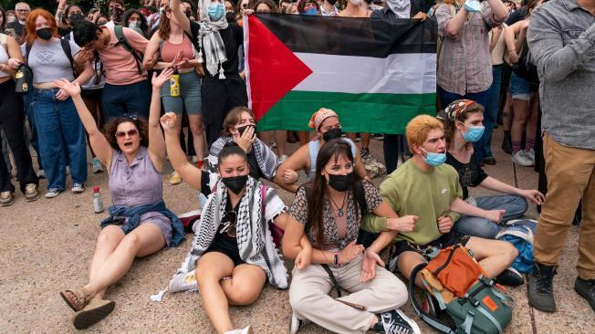 Manifestantes se concentran en el campus de la Universidad de Texas, en Austin, para rechazar la guerra en Gaza.
