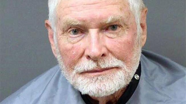 George Alan Kelly, de 75 años, fue acusado de asesinato en segundo grado y ataque con agravantes. Se declaró inocente.