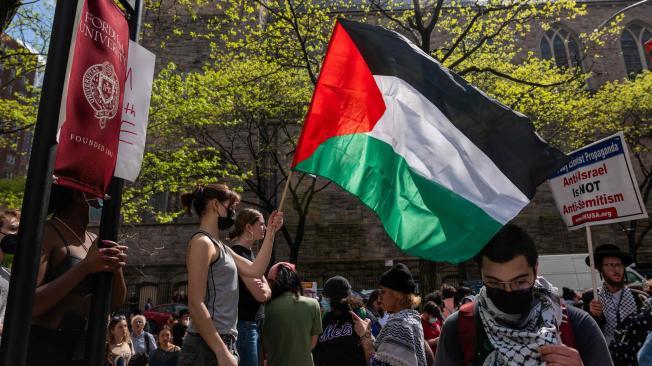 Manifestantes palestinos se concentran frente al campus Lincoln Center de la Universidad de Fordham.