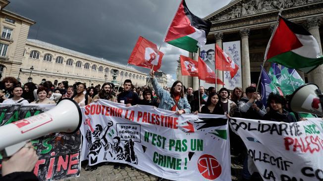 Estudiantes de varias universidades en apoyo al pueblo palestino en París.