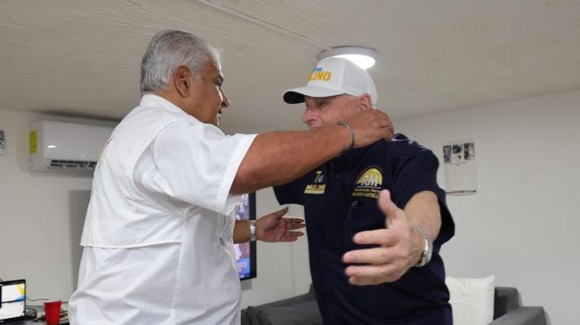 José Raúl Mulino saludando al expresidente de Panamá Ricardo Martinelli.