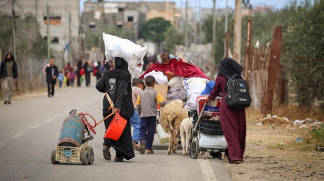 Gazatíes huyen de Rafah tras recibir orden de evacuación del ejército israelí.