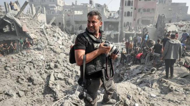 Periodistas cubren la guerra entre Israel y Hamás en Gaza.