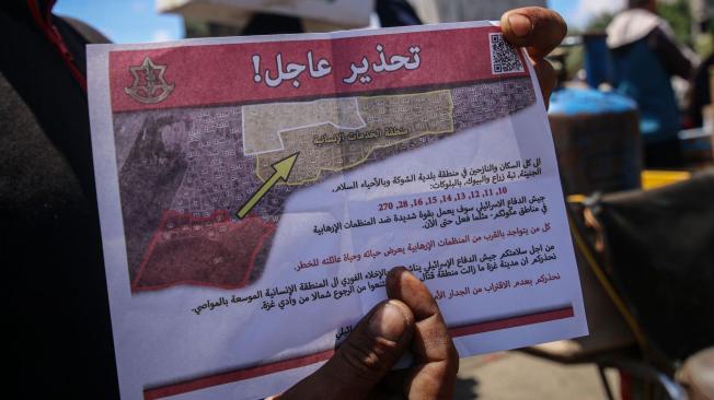 Panfletos lanzados por Israel para ordenar la evacuación del este de Rafah.