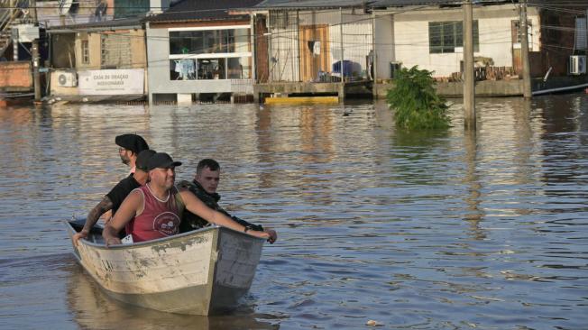 Rescatistas buscan personas en el barrio de Humaita en Porto Alegre, estado de Rio Grande do Sul, Brasil.