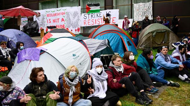 Activistas pro palestinos se sientan frente a tiendas de campaña instaladas en el campus universitario de la Universidad Libre de Berlín, Alemania, el 7 de mayo de 2024, mientras se manifiestan contra la guerra de Israel en la Franja de Gaza,