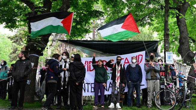 Manifestantes sostienen banderas palestinas durante una manifestación antiisraelí en el campus de la Universidad Universität Wien im Alten AKH de Viena, Austria,