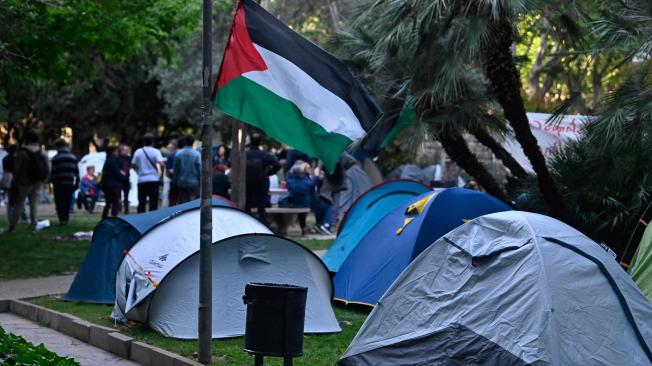 Una bandera palestina ondea en un nuevo campamento en el campus de la Universidad de Valencia como parte de una protesta contra la guerra en los territorios palestinos de Gaza.