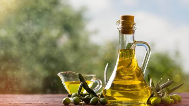 el aceite de oliva ofrece defensas contra la inflamación, el estrés oxidativo y los problemas cardiovasculares derivados del envejecimiento.