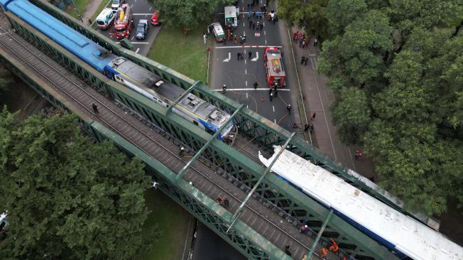 Un tren de pasajeros chocó con un tren de mantenimiento en Buenos Aires.