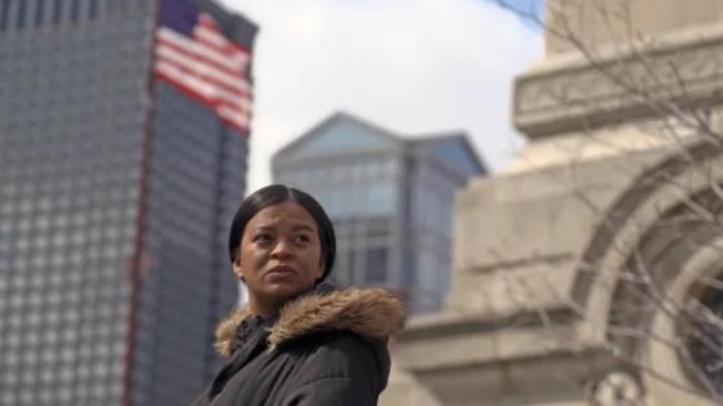 Una migrante venezolana llegó a Estados Unidos y vive en un refugio de migrantes.