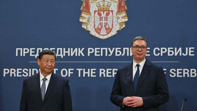 El presidente de China, Xi Jinping, junto a su homólogo serbio, Aleksandar Vucic.