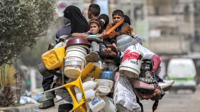 Palestinos huyen de Rafah con destino a Jan Yunis tras la orden del ejército israelí.