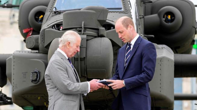 El rey Carlos III de Gran Bretaña entrega oficialmente el cargo de coronel en jefe del Cuerpo Aéreo del Ejército al Príncipe William, Príncipe de Gales de Gran Bretaña, frente a un helicóptero Apache en el Centro de Aviación del Ejército en Middle Wallop, Inglaterra.