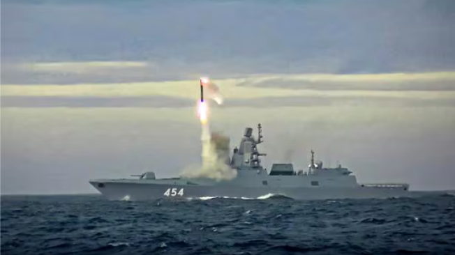En esta imagen tomada de un video difundido por el Servicio de Prensa del Ministerio de Defensa ruso el 28 de mayo de 2022, muestra el nuevo misil hipersónico Zircon lanzado desde la fragata Almirante Gorshkov.