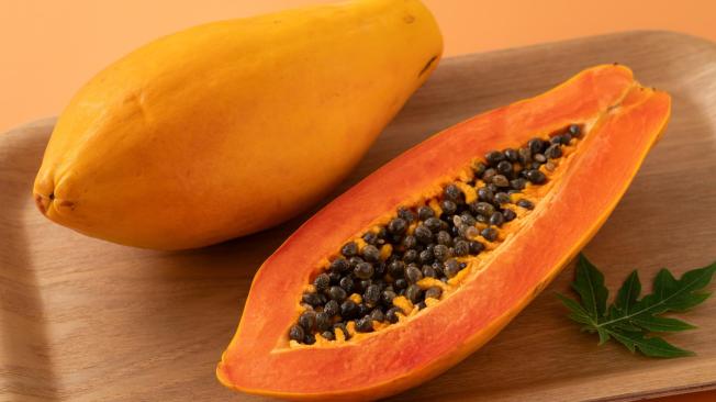 La papaya ha destacado por su capacidad para reducir el colesterol y la presión arterial.
