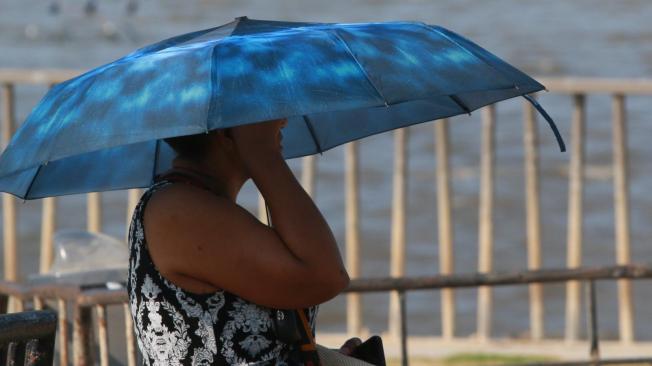 Las altas temperaturas obligan a los barranquilleros a sacar las sambrillas.
