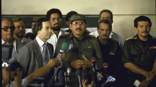 Humberto Ortega Saavedra asistiendo a conversaciones de paz con los rebeldes de la Contra.