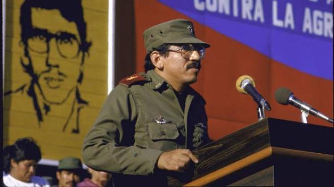 Humberto Ortega hablando en celebración del aniversario militar.