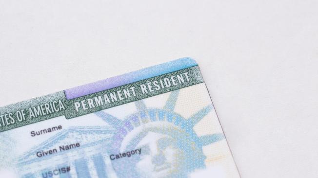 La green card permite vivir y trabajar en Estados Unidos.