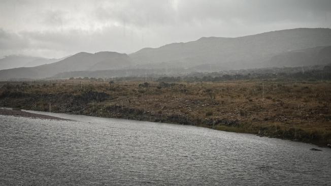 El embalse de Chuza continúa siendo crítico; habrá modificaciones en el turno 3 de racionamiento .Natasha Avendaño, gerente del Acueducto de Bogotá, estuvo en la zona para verificar el comportamiento y las condiciones de la laguna.
Durante dos días, la gerente de la Empresa de Acueducto y Alcantarillado de Bogotá (EAAB), Natasha Avendaño, hizo un recorrido técnico por el embalse de Chuza, ubicado en Chingaza, para revisar en terreno el comportamiento y las condiciones de la principal estructura de almacenamiento de agua y cuyas imágenes reflejan los efectos de la sequía. Foto MAURICIO MORENO CEET EL TIEMPO