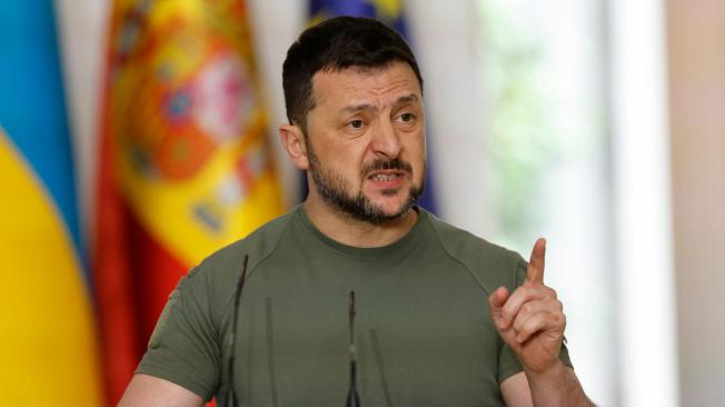 El presidente de Ucrania, Volodymyr Zelensky, da una conferencia de prensa conjunta con el primer ministro de España tras la firma de un acuerdo de seguridad en el Palacio de La Moncloa en Madrid.