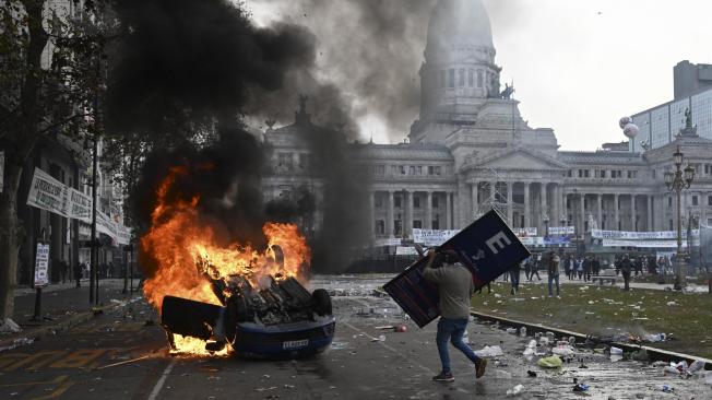 Autos incendiados a las afueras del Congreso de Argentina.