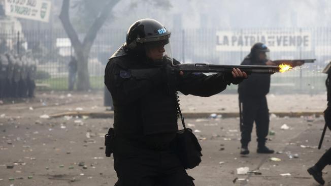 Policía antidisturbios en las protestas contra la Ley de Bases del gobierno de Javier Milei.