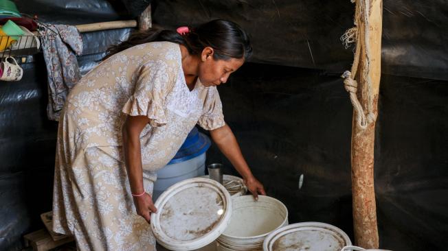 La comunidad solo puede abastecerse de agua no potable una vez a la semana.