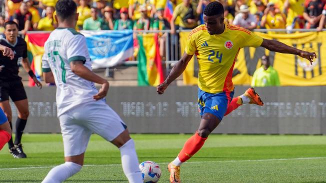 Jhon Córdoba (d) de Colombia patea el balón ante Bolivia este sábado, en un partido amistoso internacional entre las selecciones de Colombia y Bolivia en el estadio Rentschler Field en East Heatford (EEUU). EFE/Joe Buglewicz