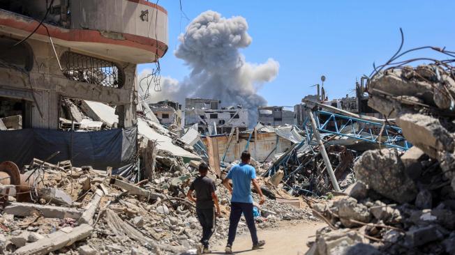 El humo ondea sobre Shejaiya, suburbio oriental de la ciudad de Gaza, tras un bombardeo israelí.