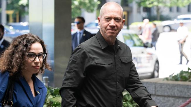 El ministro de Defensa israelí, Yoav Gallant, llega al Departamento de Estado de EE. UU. antes de una reunión con el secretario de Estado Antony Blinken.