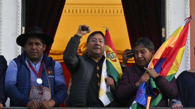 Luis Arce desde el balcón del Palacio de Gobierno en Bolivia.