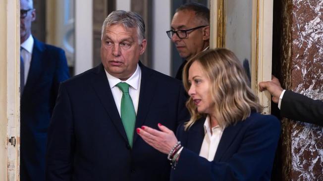 La primera Ministra italiana Giorgia Meloni y el primer Ministro húngaro Viktor Orban.