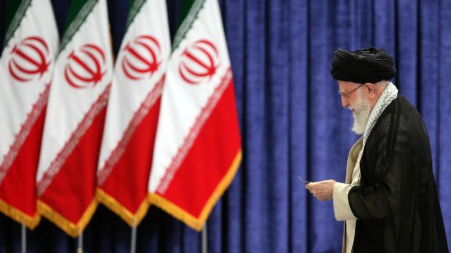 El líder supremo iraní, el ayatolá Ali Jamenei, llega a una mesa electoral para depositar su voto durante las elecciones presidenciales en Teherán este 28 de junio de 2024.