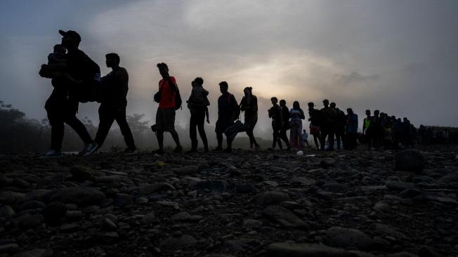 Las organizaciones que transportan migrantes clandestinos en el Darién inquietan a EE.UU.