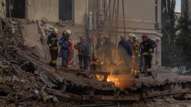 Personal de emergencia y rescate opera y retira los escombros del edificio destruido del hospital infantil Ohmatdyt.