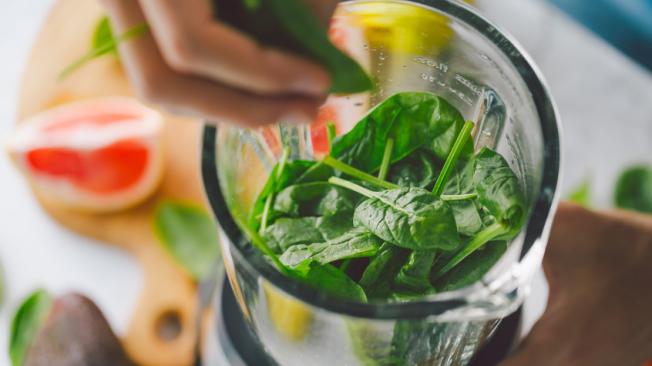Este batido verde vibrante, es sumamente hidratante y pertenece al grupo de verduras A.