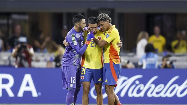 Charlotte (United States), 10/07/2024.- Colombia players (L-R) Camilo Vargas, Daniel Munoz and Richard Rios celebrate a goal by teammate Jefferson Lerma (Not Pictured), during the first half of the CONMEBOL Copa America 2024 semi-finals match between Uruguay and Colombia in Charlotte, North Carolina, USA, 10 July 2024. EFE/EPA/BRIAN WESTERHOLT